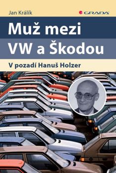 Muž mezi VW a Škodou. V pozadí Hanuš Holzer